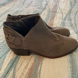 Vince Camuto gray Leather Detailed short boots NWOT size 8